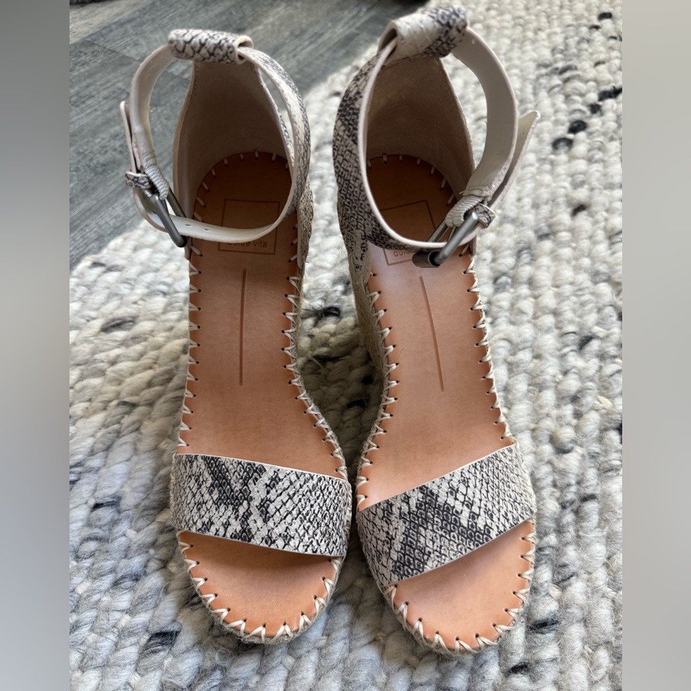 Dolce Vita snake raffia wedge sandal - size 7